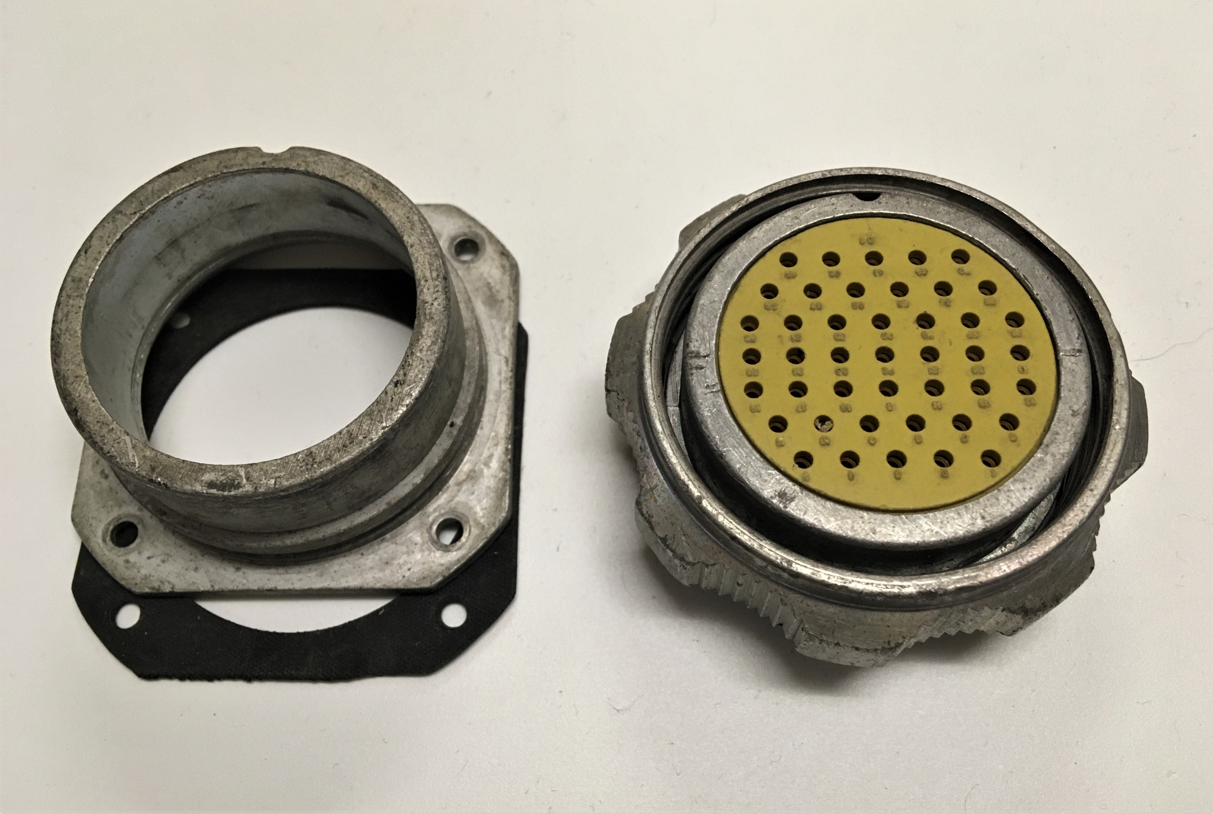 Amphenol Socapex 443,  43 contacts, Montage sur câble ou sur panneau