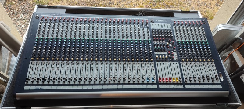 ** RESERVEE LAURENT ** Table de mixage analogique 32 piste SOUNDCRAFT GB4-32 + Flight à roulettes