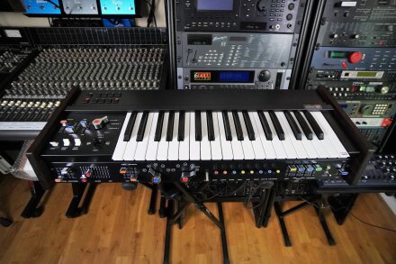 MiniKorg 700FS 2tof 01 Face MiniKorg 700FS 2tof 01 Face