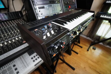 MiniKorg 700FS 2tof 06 Troisquart gauche MiniKorg 700FS 2tof 06 Troisquart gauche