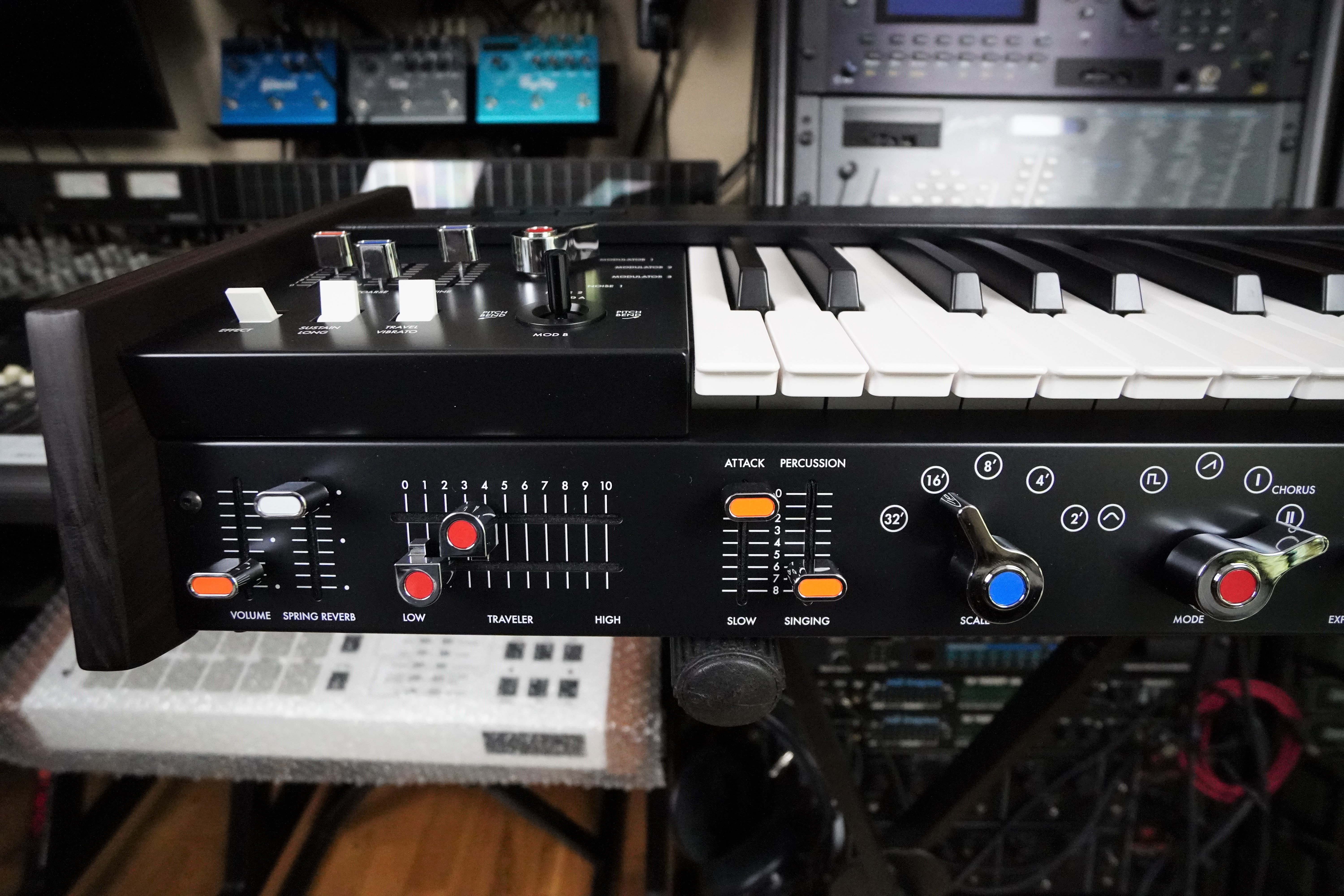 MiniKorg 700FS 2tof 08 Zoom gauche