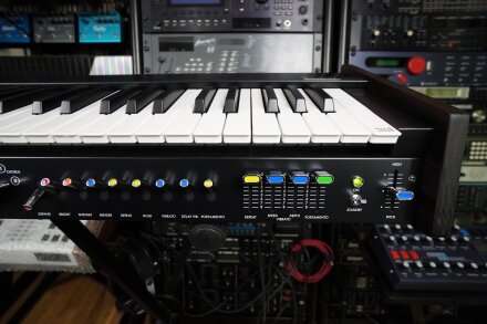 MiniKorg 700FS 2tof 09 Zoom droite MiniKorg 700FS 2tof 09 Zoom droite