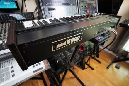 MiniKorg 700FS 2tof 15 Trois quart arrière MiniKorg 700FS 2tof 15 Trois quart arrière