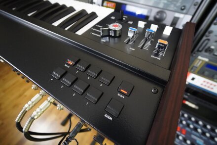 MiniKorg 700FS 2tof 16 Trois quart arrière MiniKorg 700FS 2tof 16 Trois quart arrière