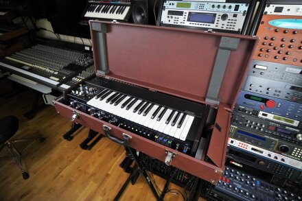 MiniKorg 700FS 2tof 20 Boite synthé trois quart MiniKorg 700FS 2tof 20 Boite synthé trois quart