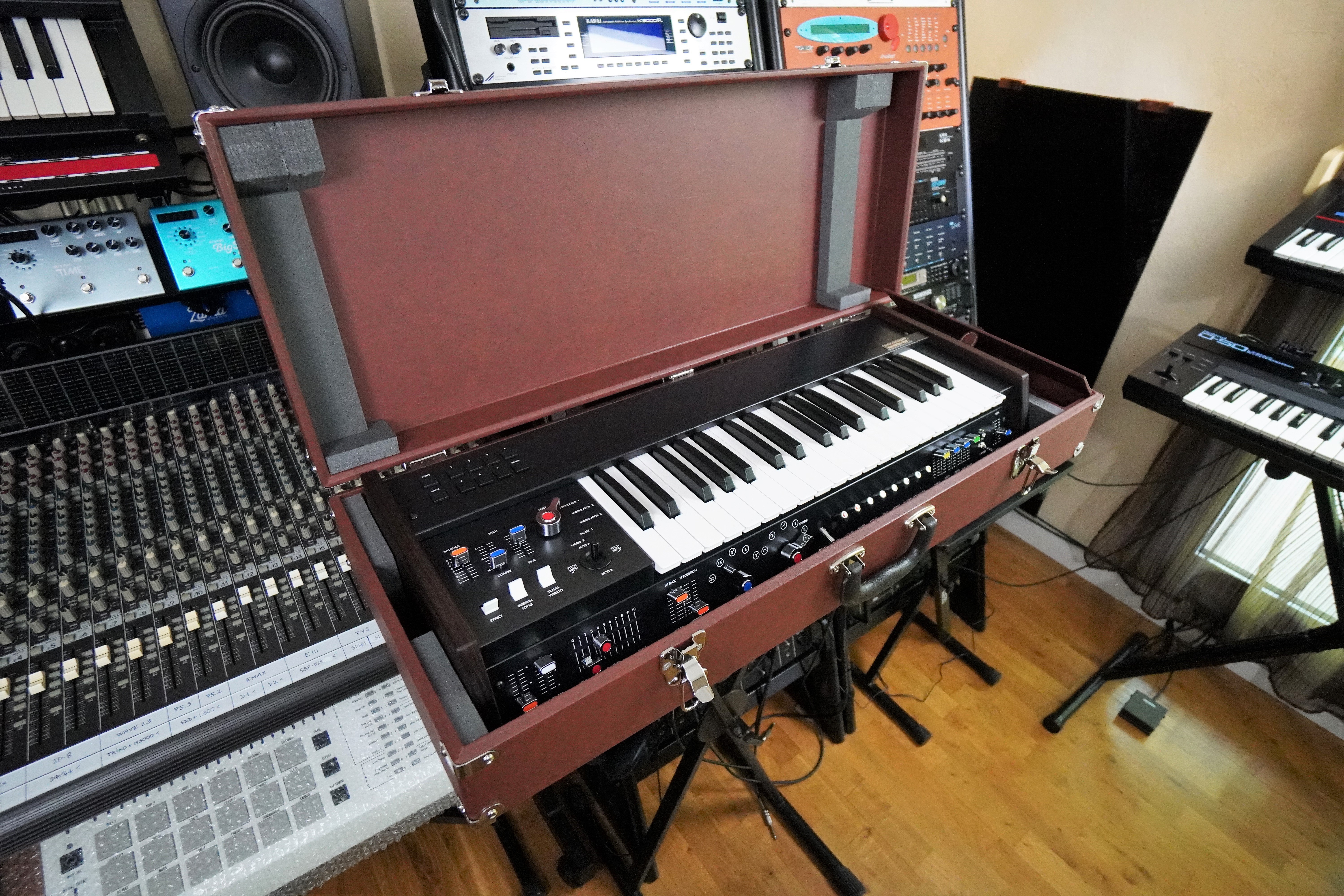 MiniKorg 700FS 2tof 21 Boite synth&eacute; trois quart