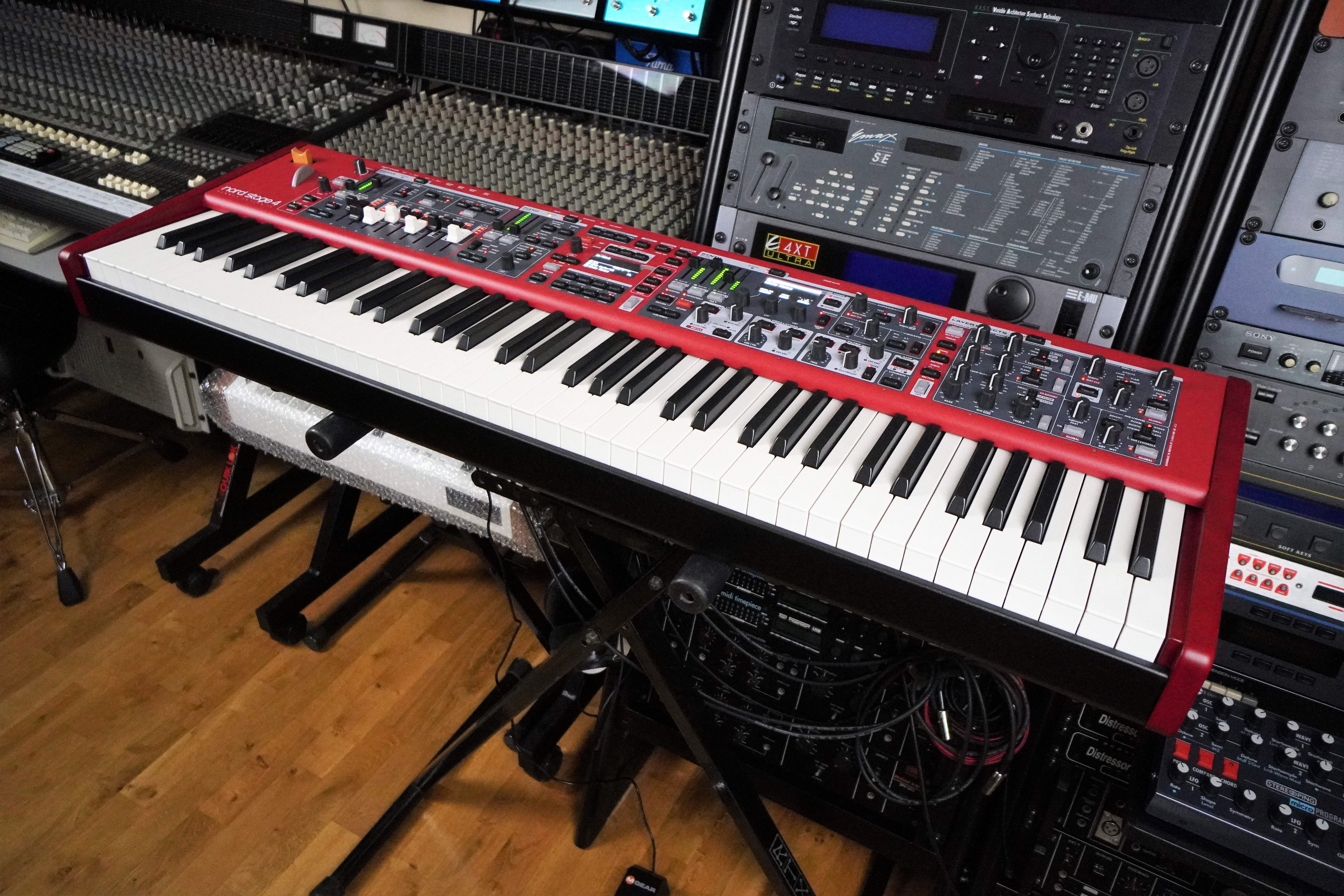 Nord Stage 4 2tof 03 Trois quart droite