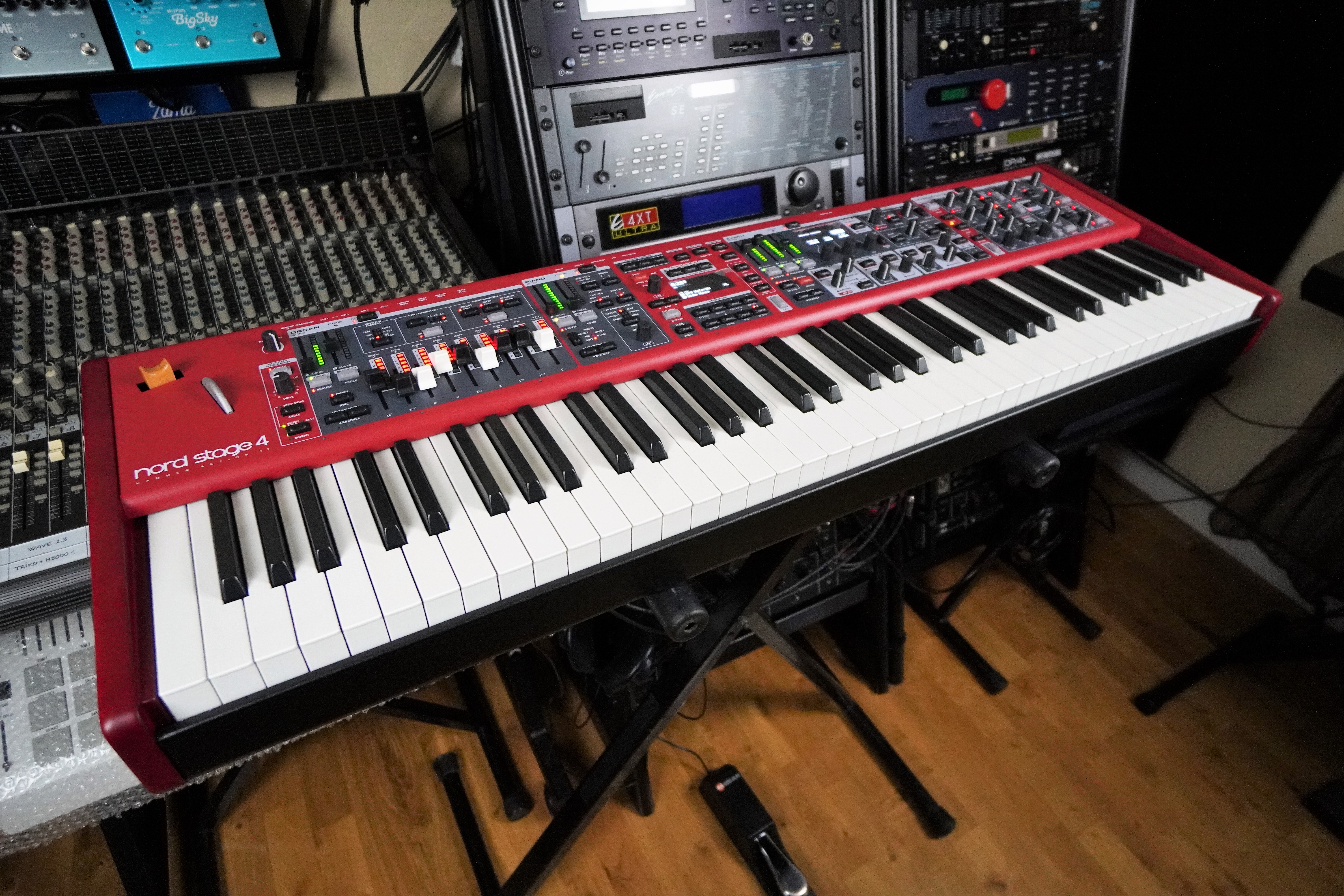 Nord Stage 4 2tof 04 Trois quart gauche