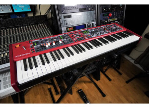 Nord Stage 4 2tof 04 Trois quart gauche