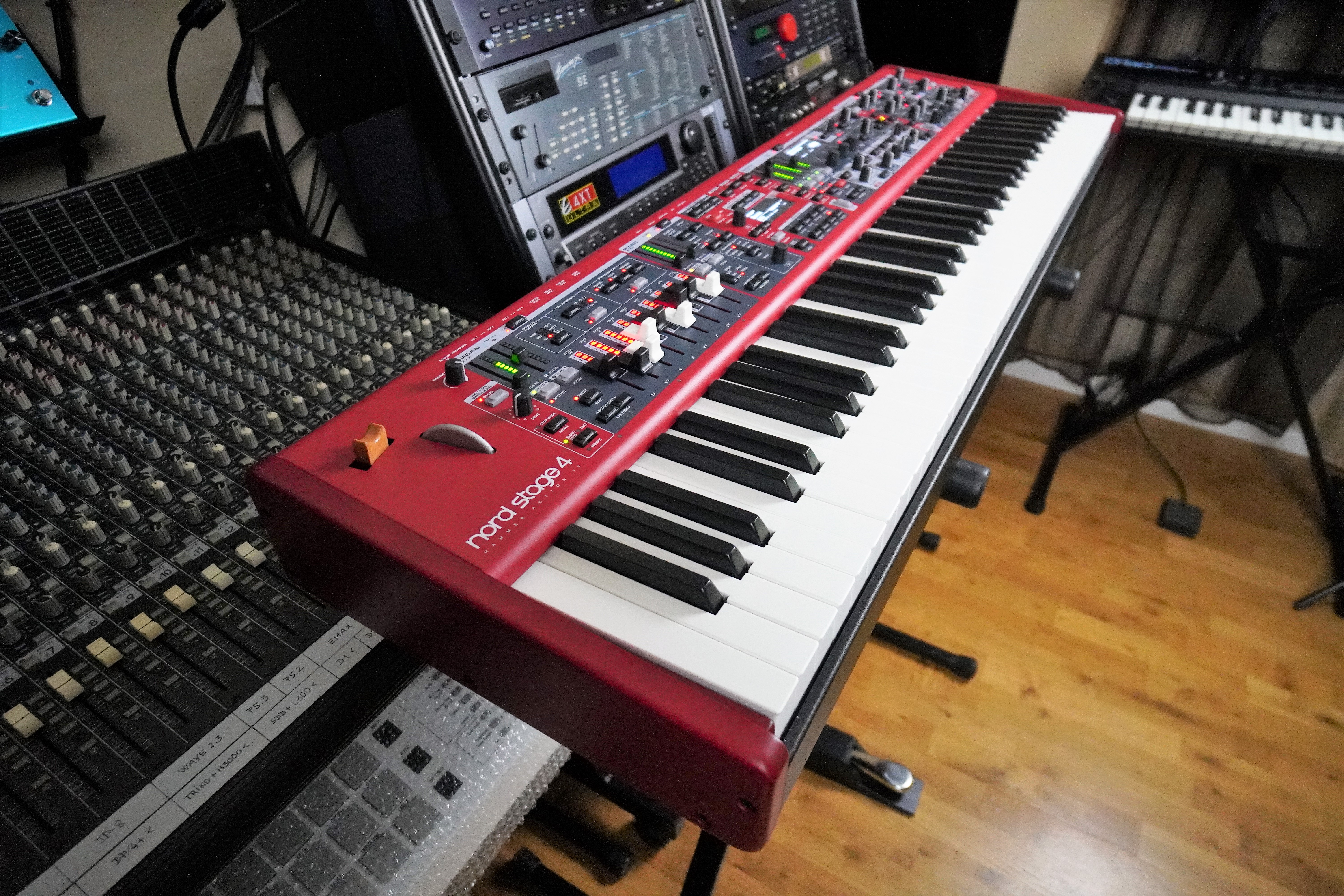 Nord Stage 4 2tof 05 Trois quart gauche