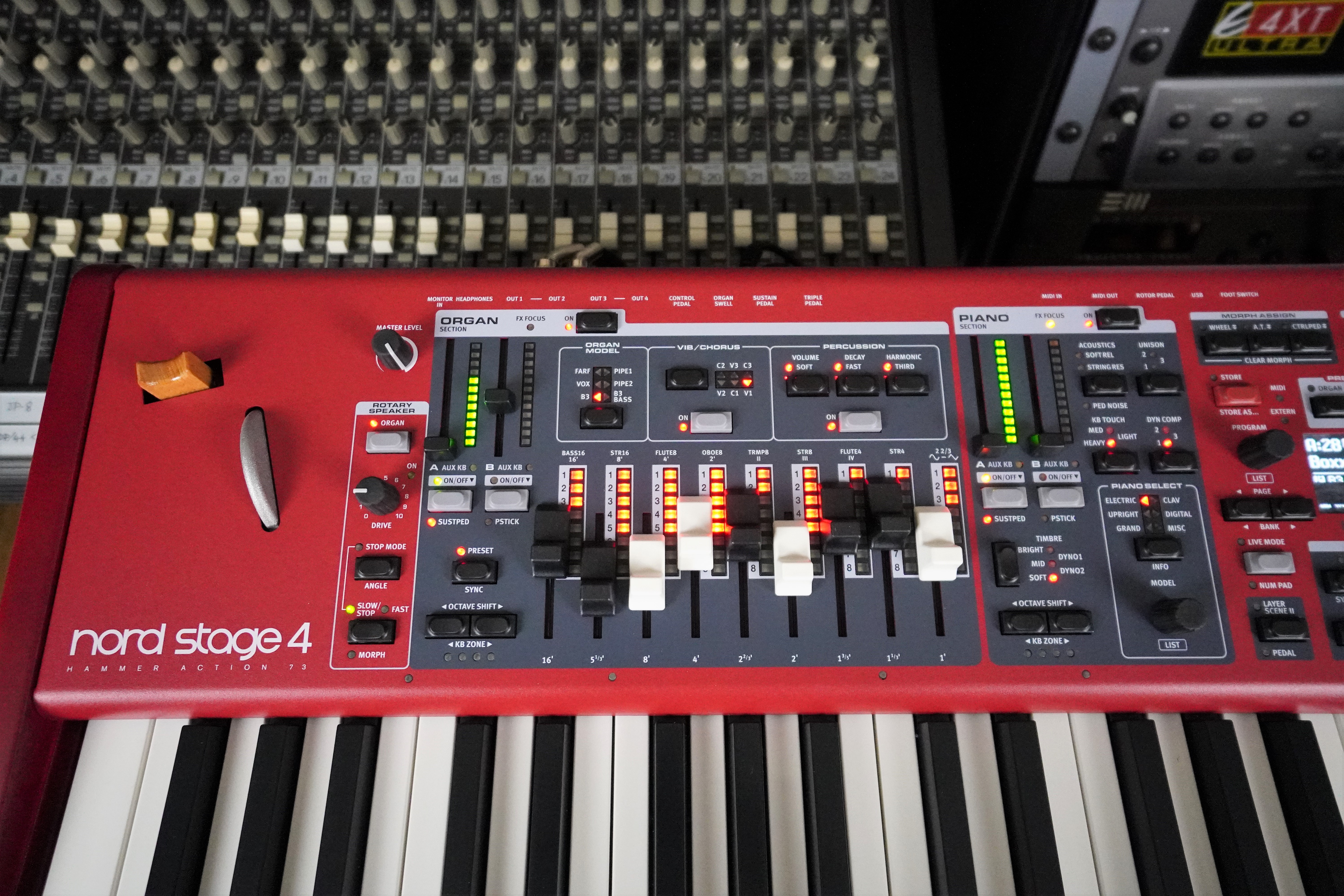 Nord Stage 4 2tof 07 Zoom gauche