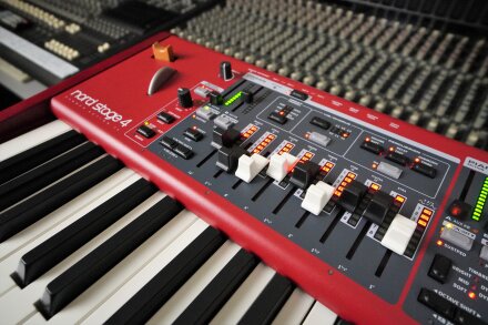 Nord Stage 4 2tof 10 Zoom trois quart Nord Stage 4 2tof 10 Zoom trois quart