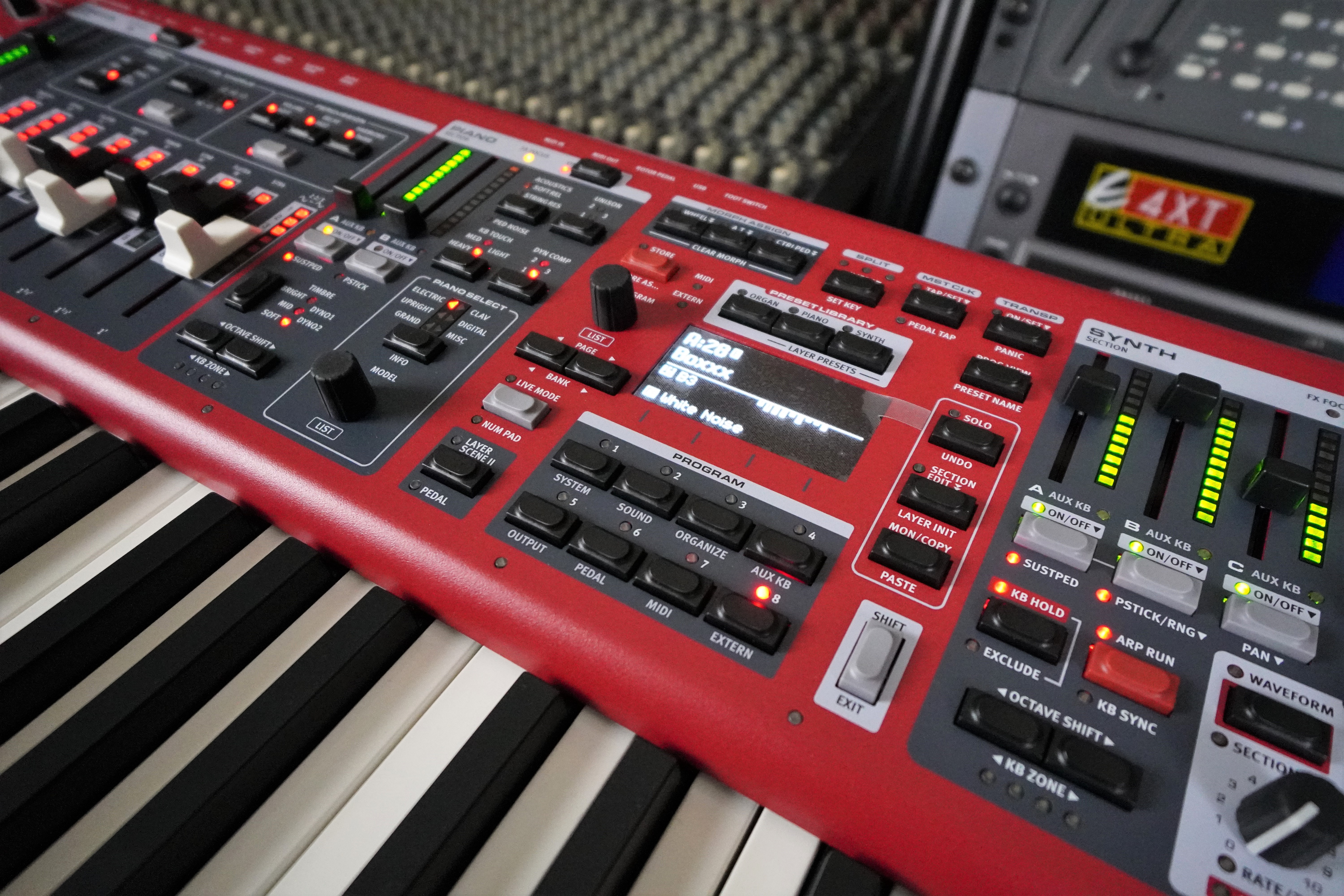 Nord Stage 4 2tof 11 Zoom trois quart