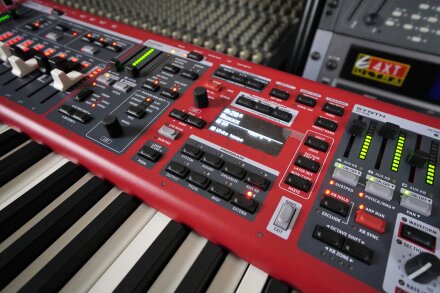 Nord Stage 4 2tof 11 Zoom trois quart Nord Stage 4 2tof 11 Zoom trois quart
