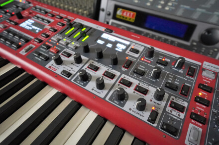 Nord Stage 4 2tof 12 Zoom trois quart