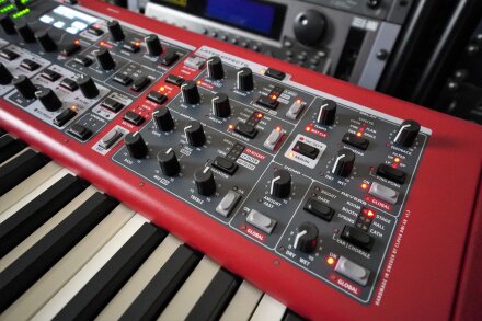 Nord Stage 4 2tof 13 Zoom trois quart Nord Stage 4 2tof 13 Zoom trois quart