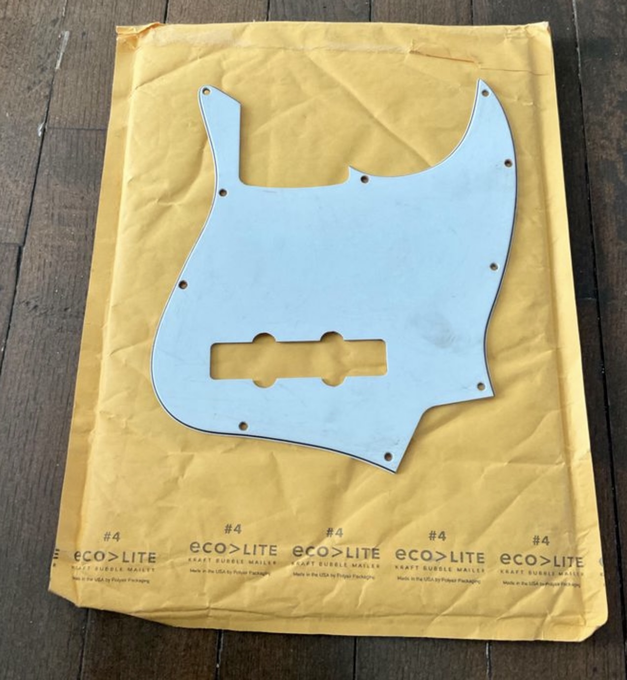 Vends pickguard Jbass Harley benton 4 cordes