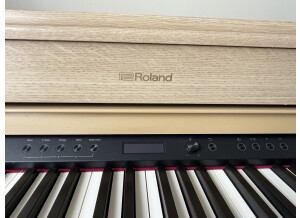 Roland HP702