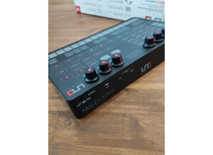 IK Multimedia UNO Synth (9120)