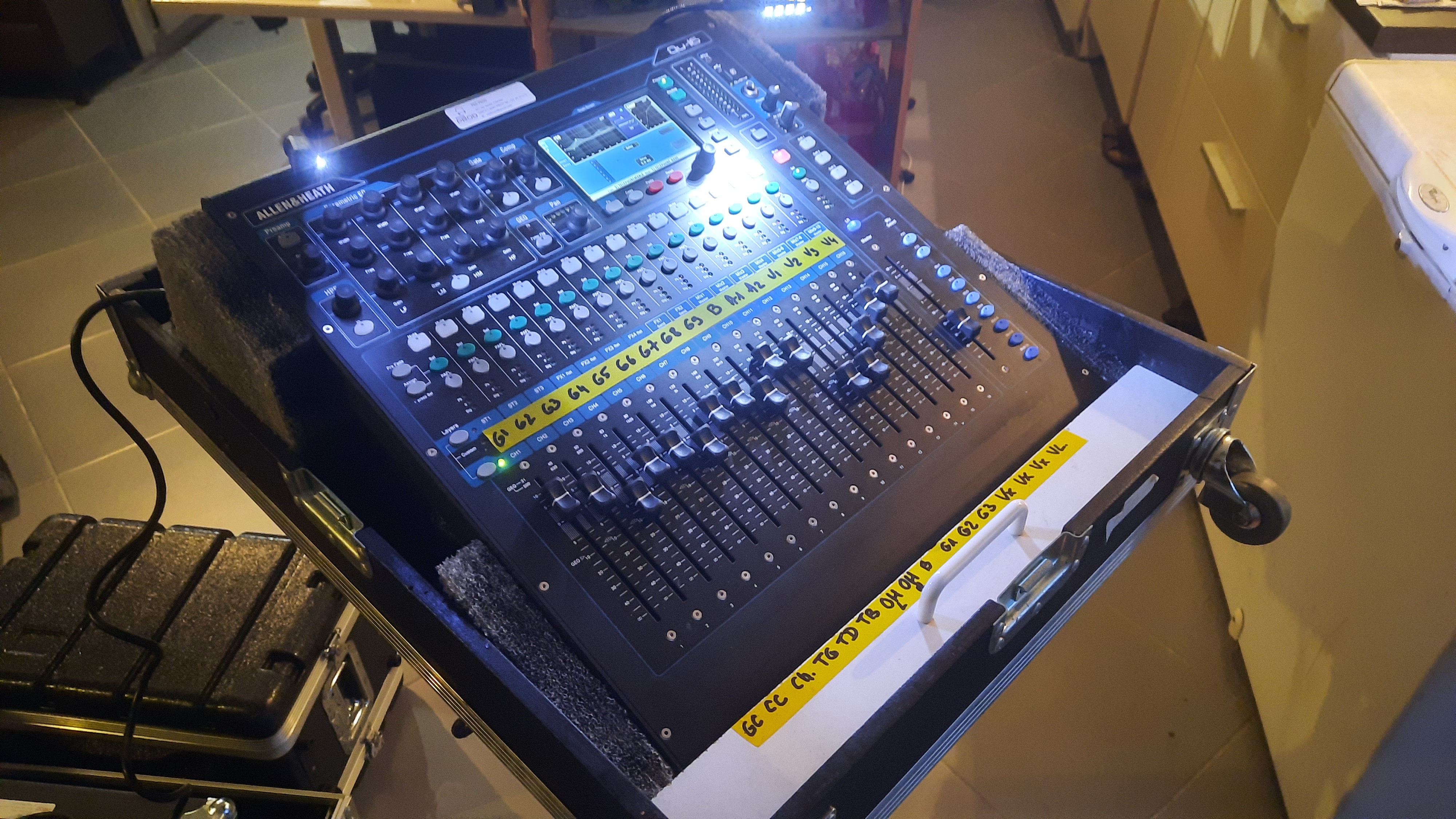Vend Console de mixage numérique Allen & Heath Qu-16 avec accessires, Fly case et routeur Wifi
