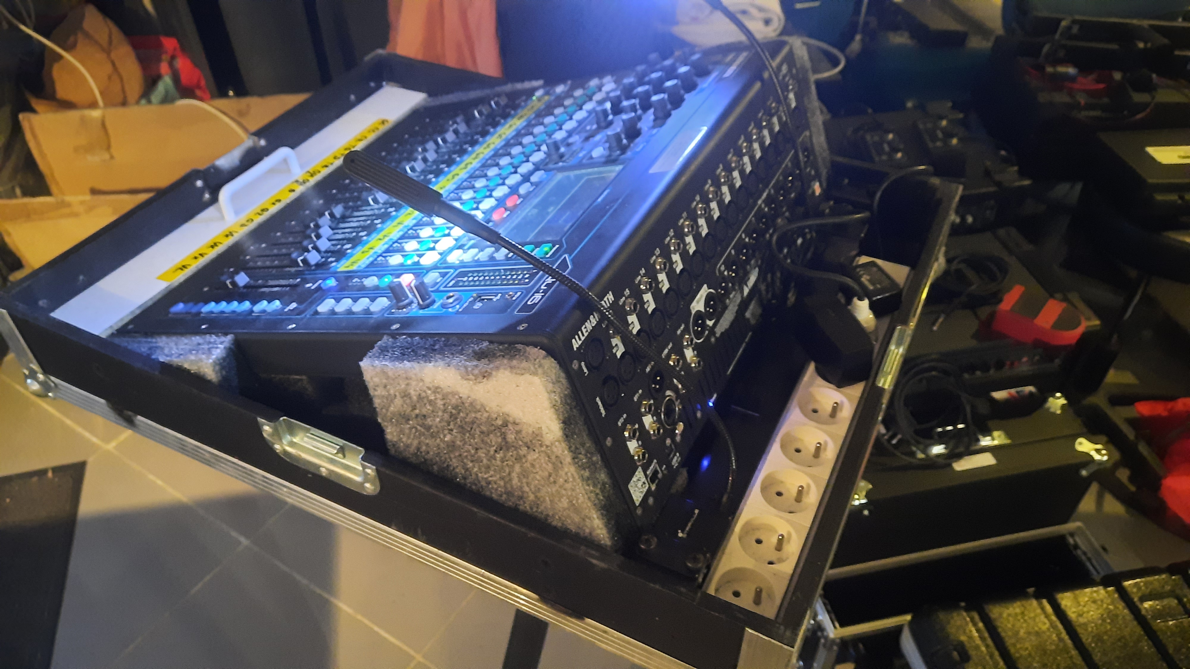 Allen & Heath Qu-16 (22106)
