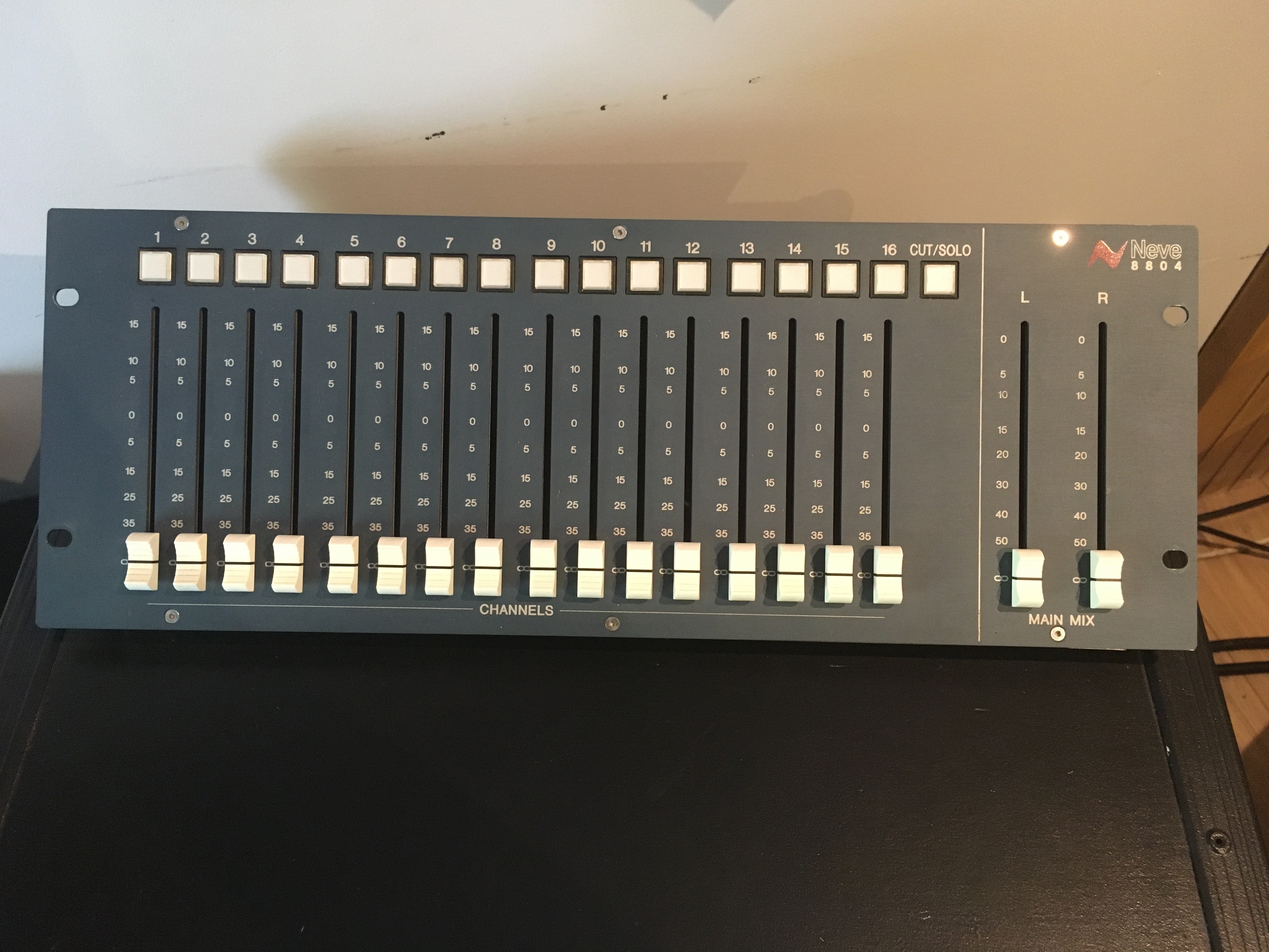 VENDS FADER NEVE  8804