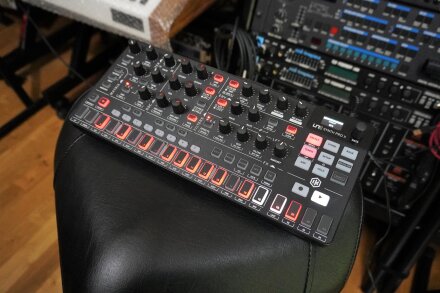 Uno Synth Pro X 2tof 04 trois quart droit Uno Synth Pro X 2tof 04 trois quart droit