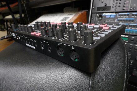 Uno Synth Pro X 2tof 17 trois quart arrière Uno Synth Pro X 2tof 17 trois quart arrière