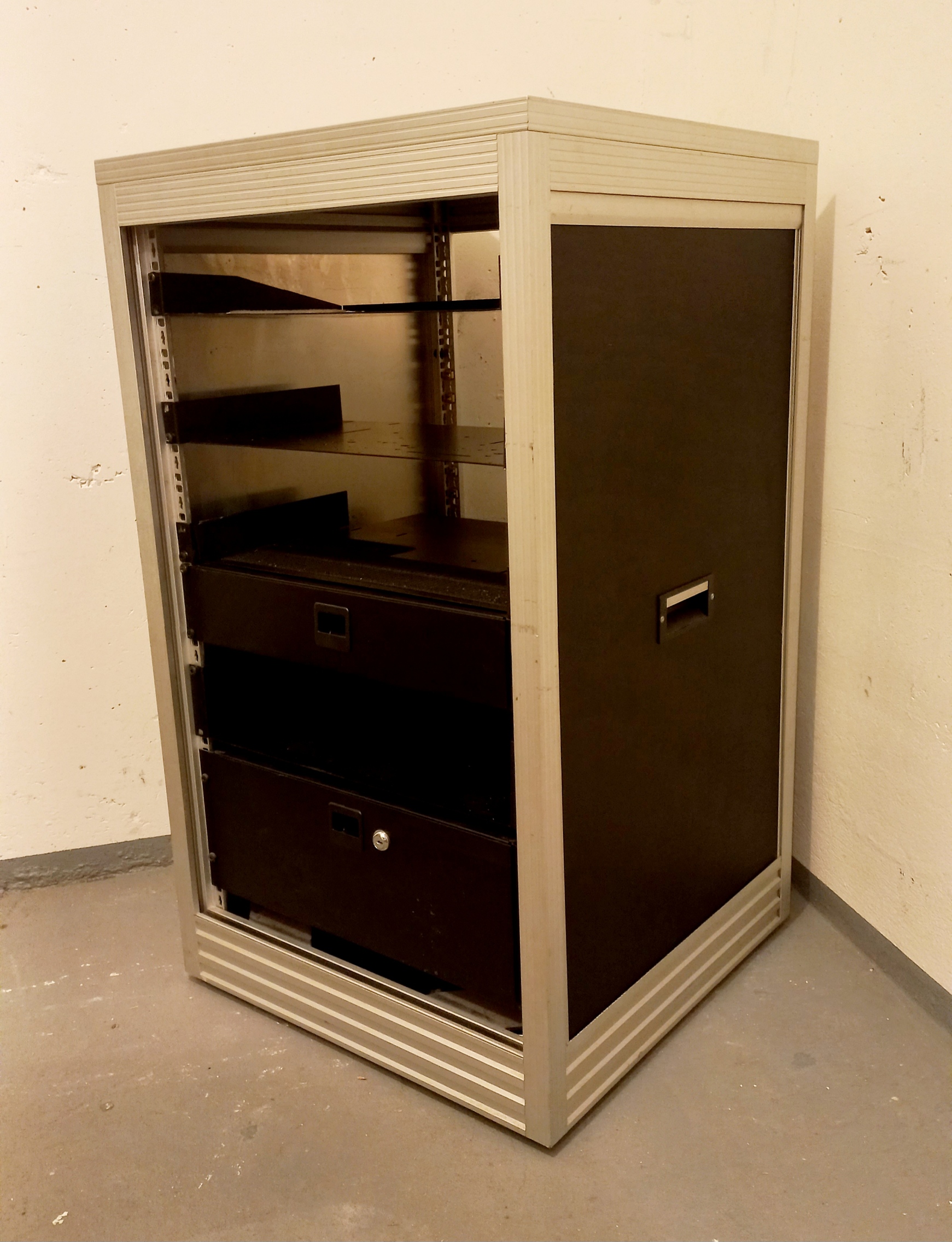 ARMOIRE 18U + ÉTAGERES (SANS LES TIROIRS)