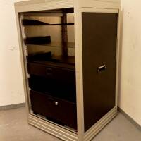 ARMOIRE 18U + ÉTAGERES (SANS LES TIROIRS)