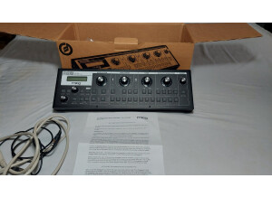 moog-slimphatty-analog-synthesizer (1)