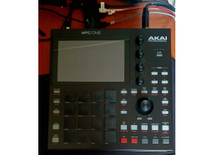 09 MPC ONE AKAI FACADE  ETEINTE