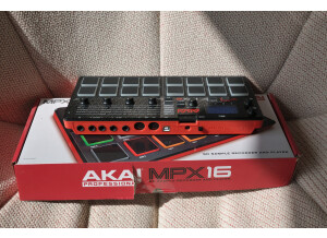 Akai Professional MPX16 (56017)