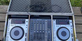 Régie DJ complète : 2 CDJ-850 avec mixeur DJM-700 et flight case adapté