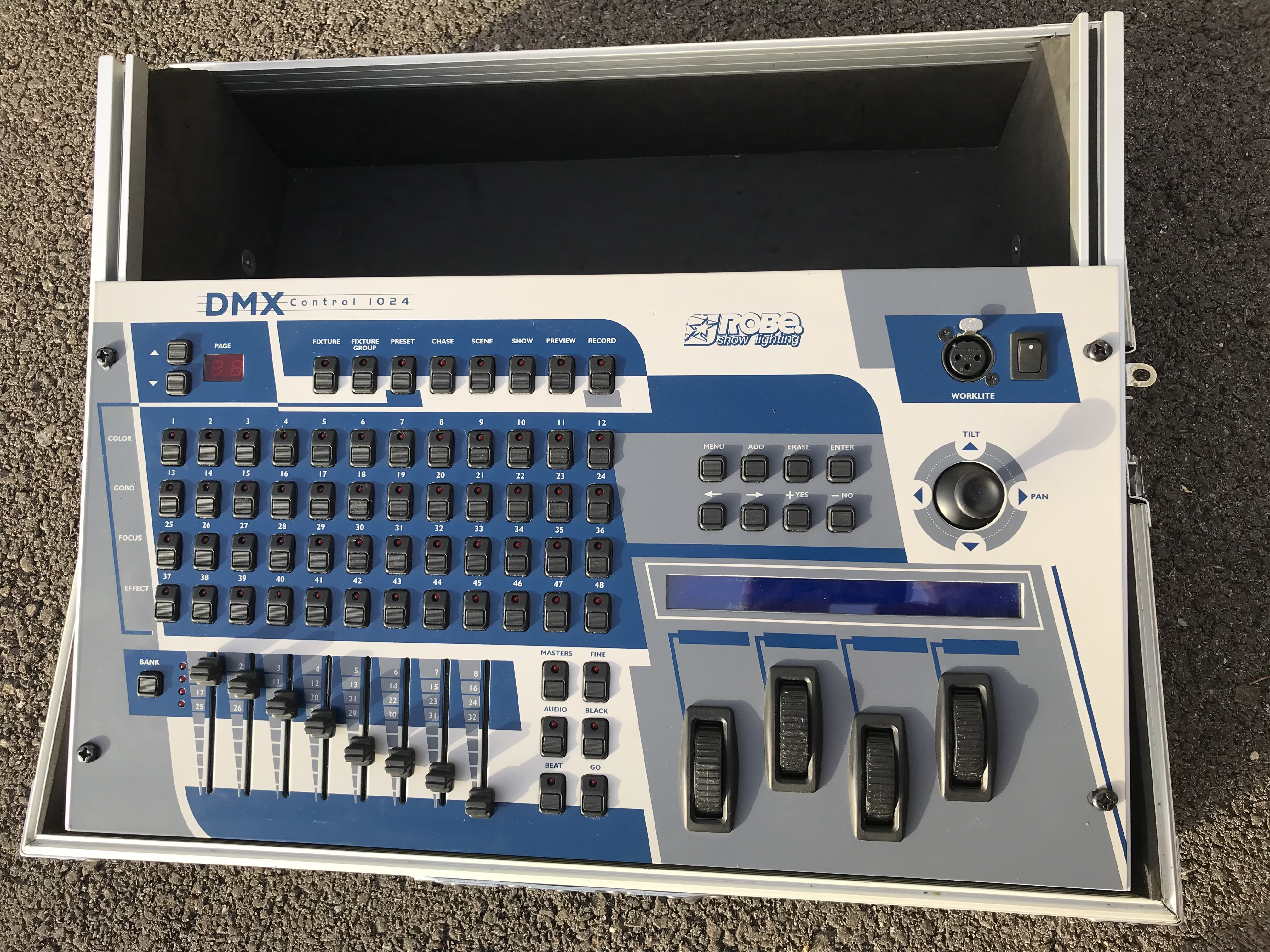 Console lumière projecteurs asservis ROBE DMX Control 1024 + flight-case