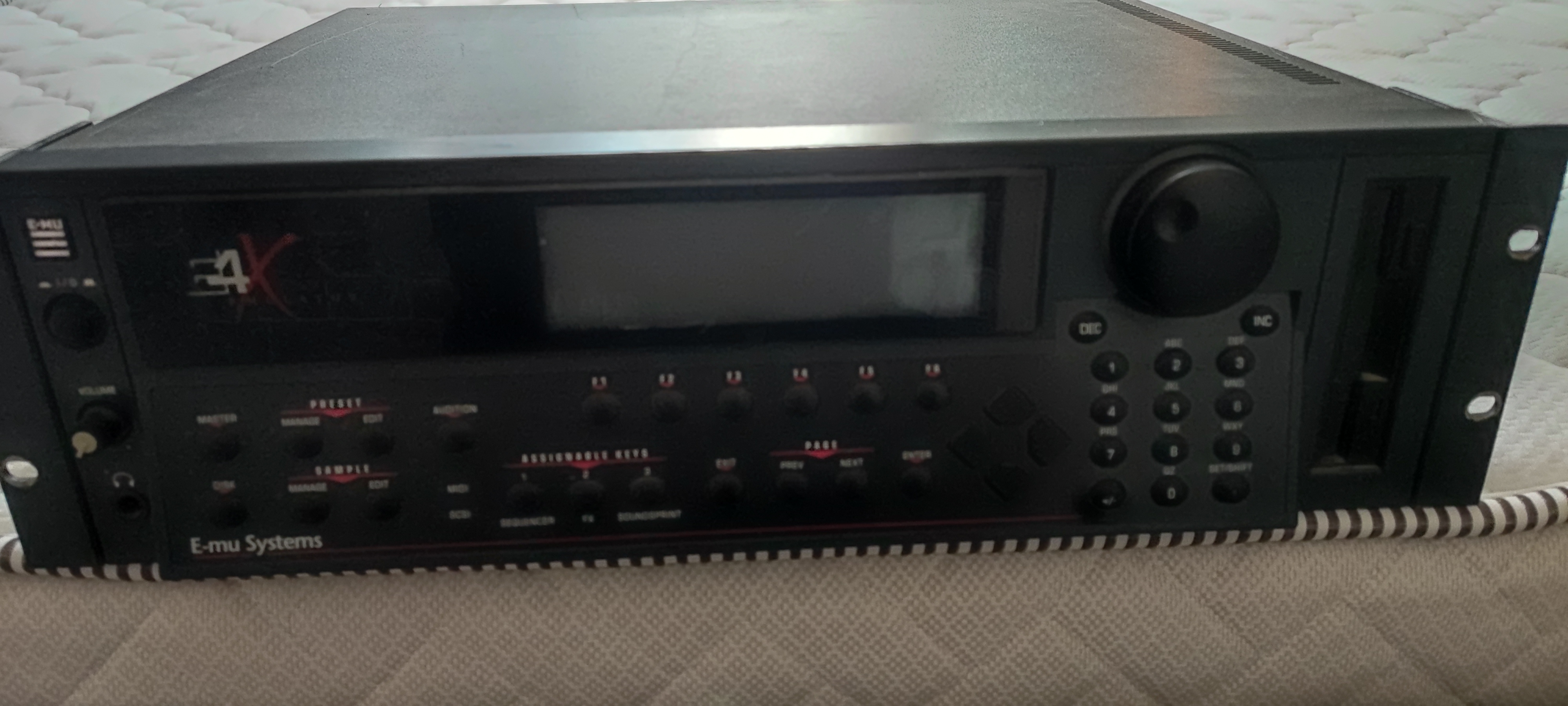 vends Emu E4x