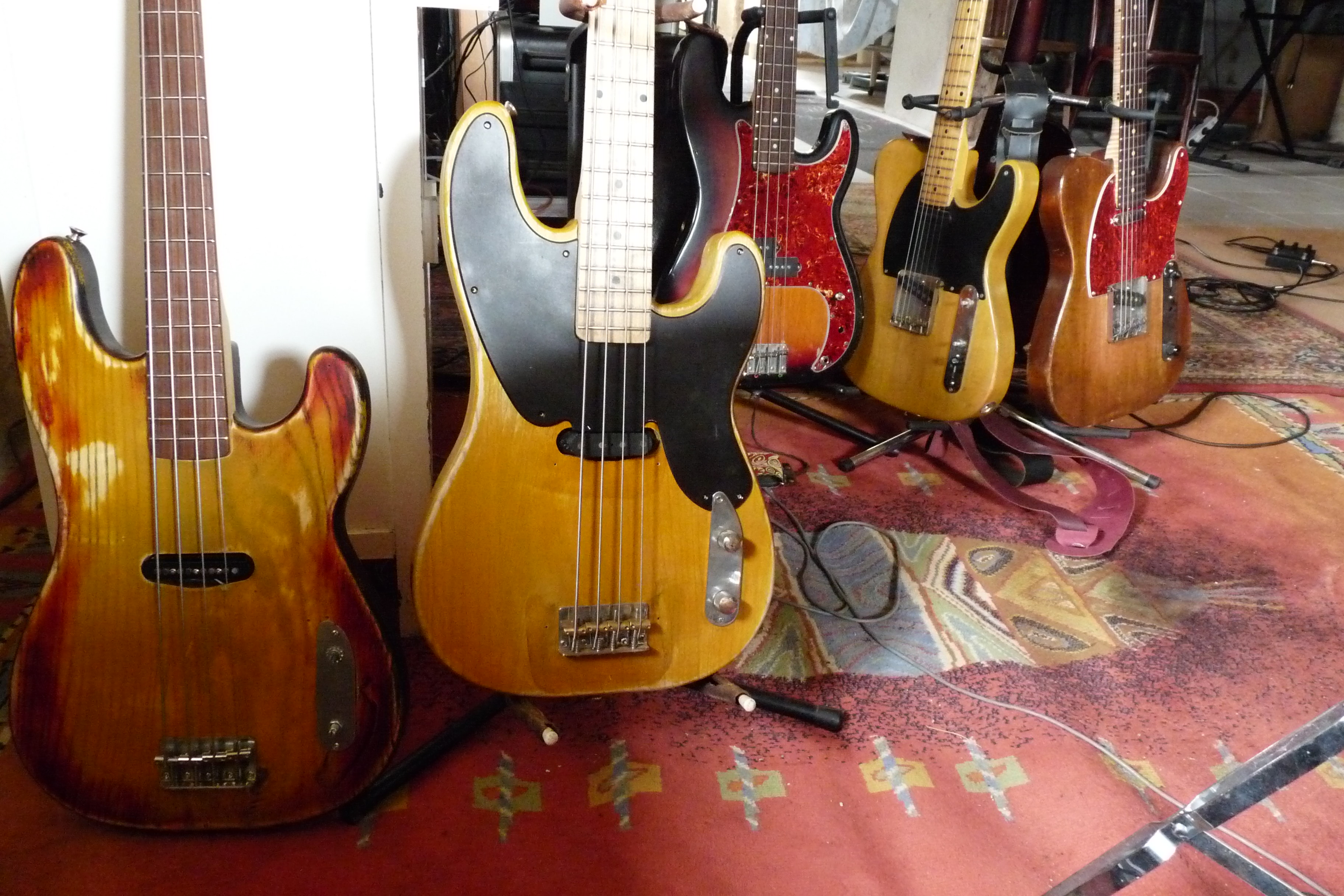 Vends differentes guitares style Fender , 2  type Les Paul 58 aussi , Précision bass 