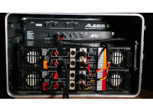 Rack amplis AEQ, processeur APG, EQ ALESIS - arrière