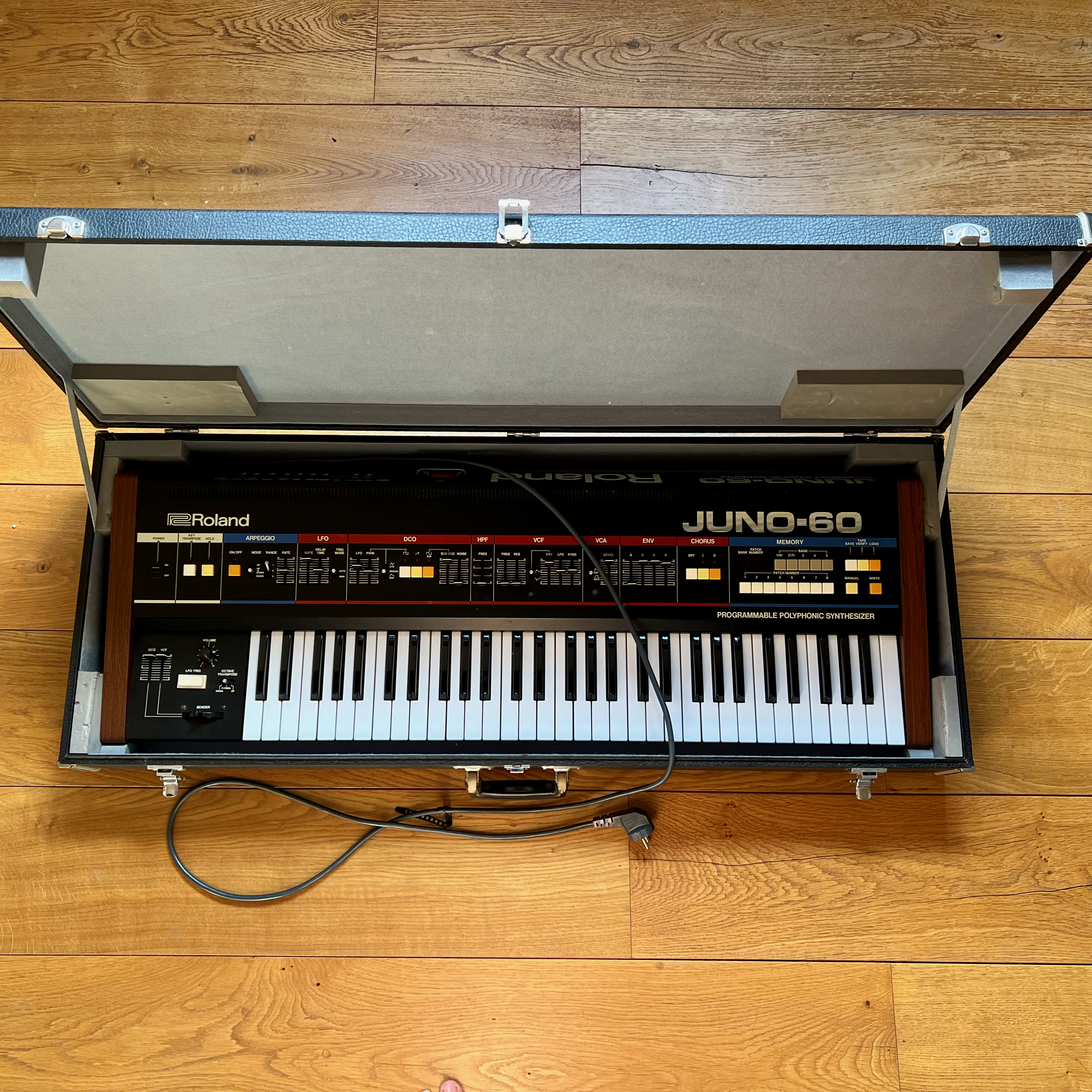 A vendre Roland Juno 60 dans un état proche du neuf + coffre d'origine 