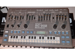 Roland MC-202