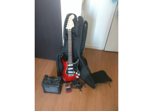 Squier Stratocaster Squier + ampli roland + pédale disto