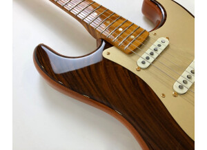 Fender Spalted Maple Top Artisan Stratocaster Maple (54705)