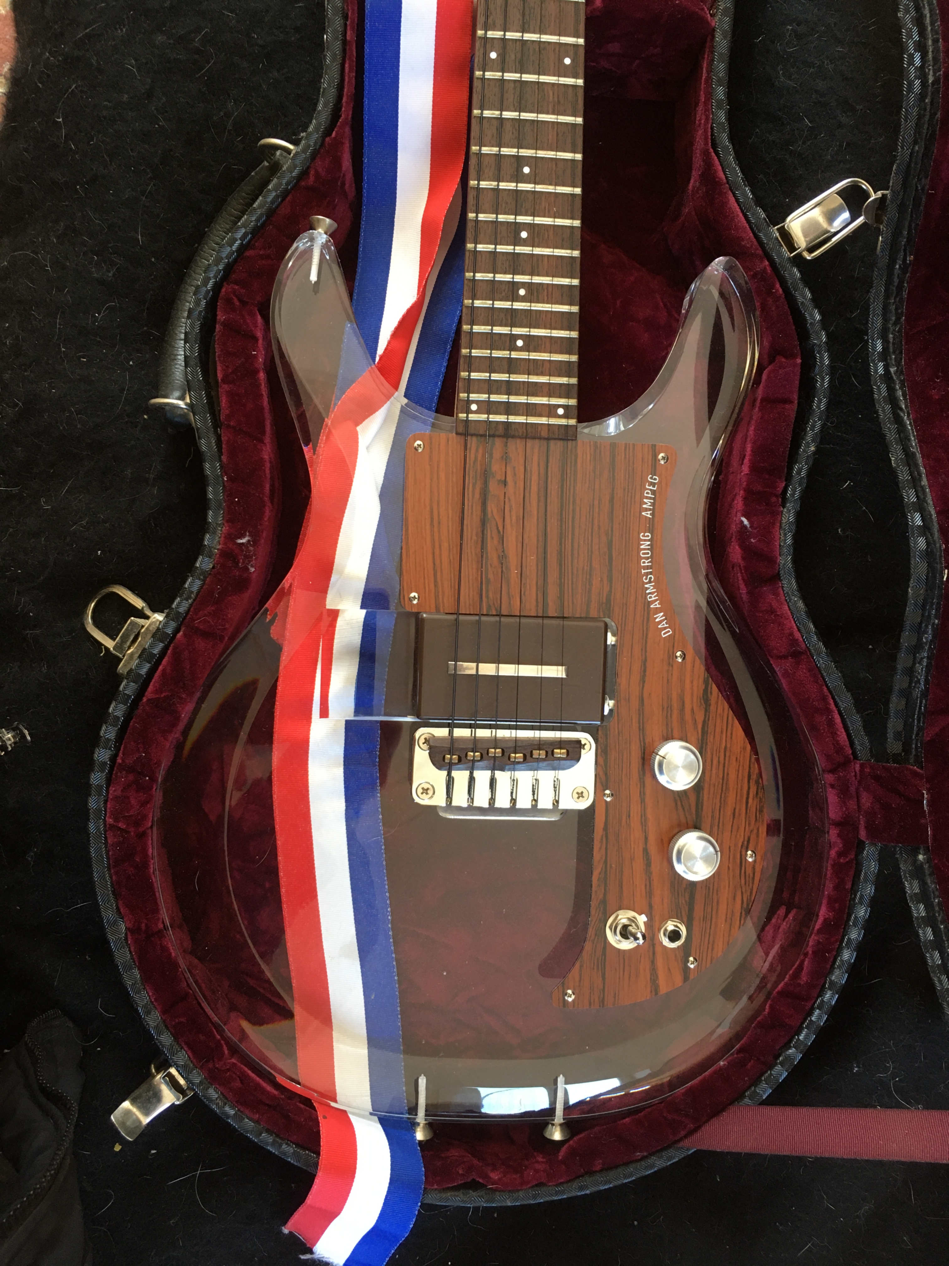 Très rare guitare Ampeg Dan Armstrong Lucite état exceptionnel 2 micros Dan Armstrong + étui rigide d'origine MAGNIFIQUE !