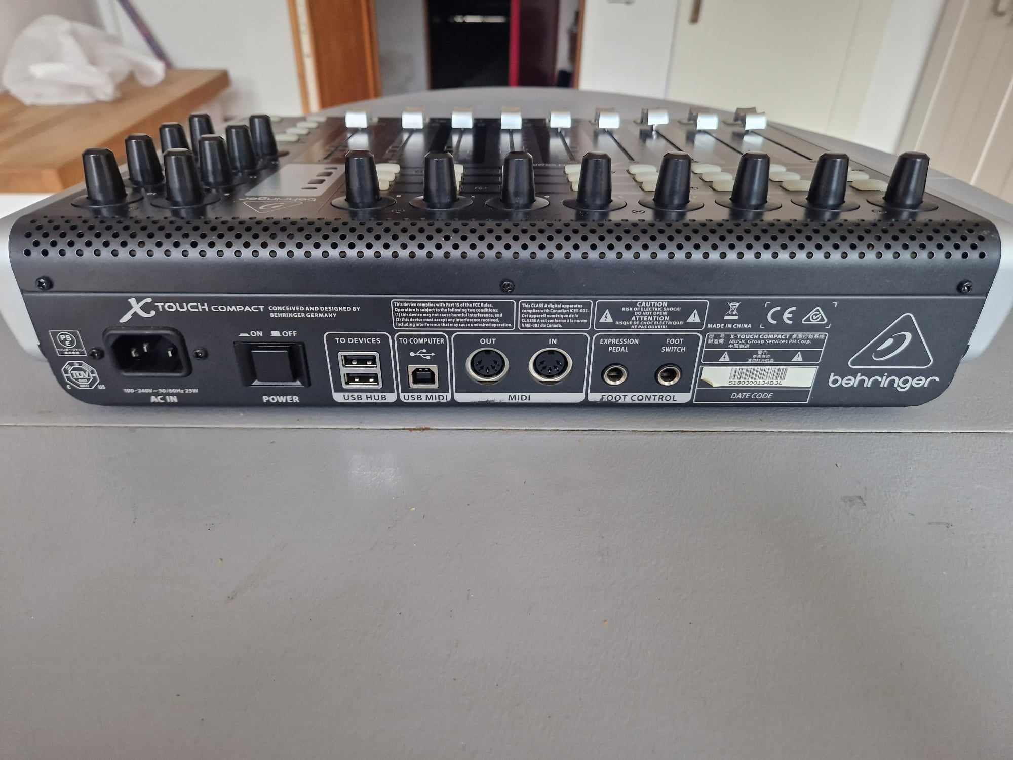 Pictures and images Behringer X-Touch Compact - Audiofanzine
