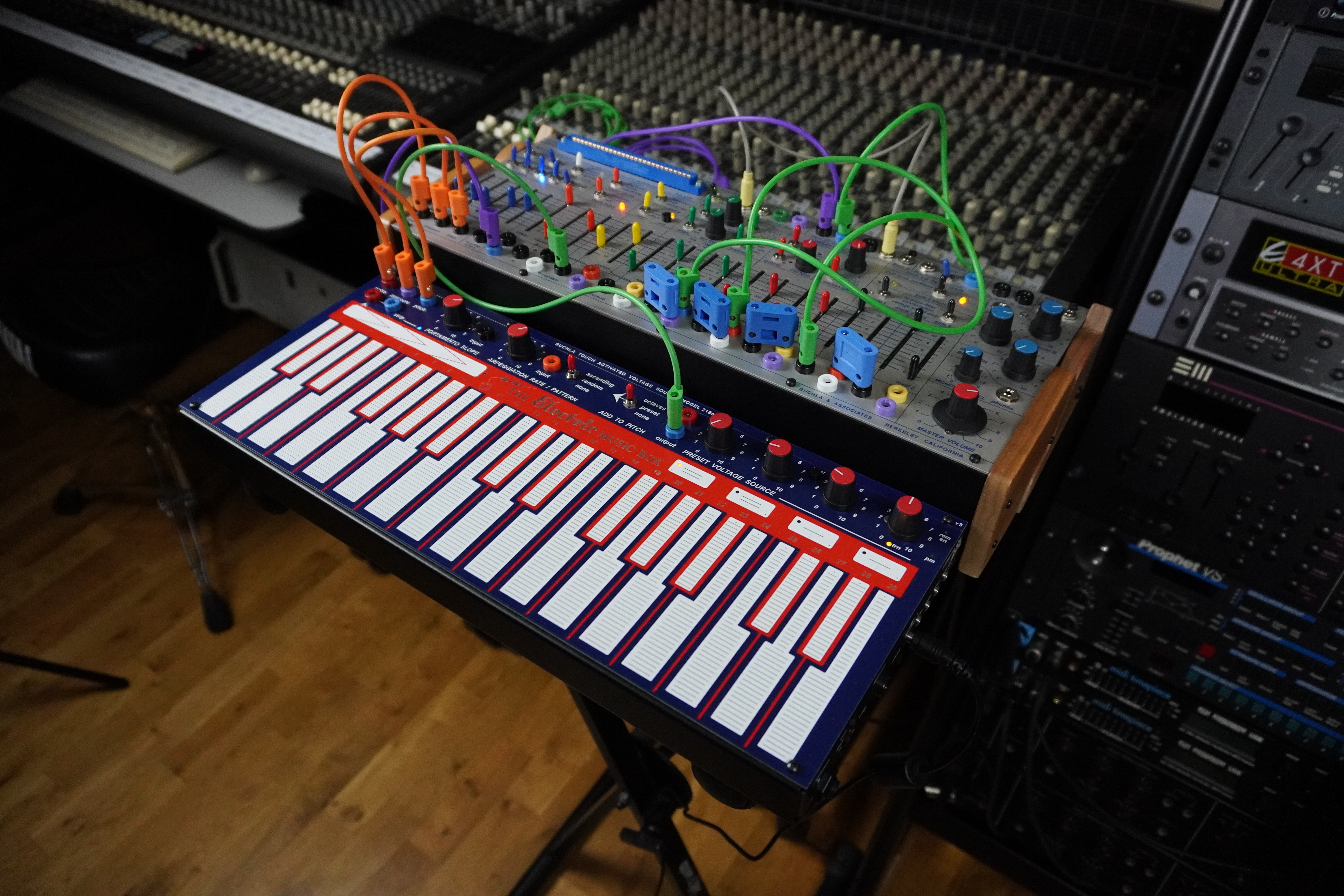 Easel Command 02tof 01 Group&eacute; droite