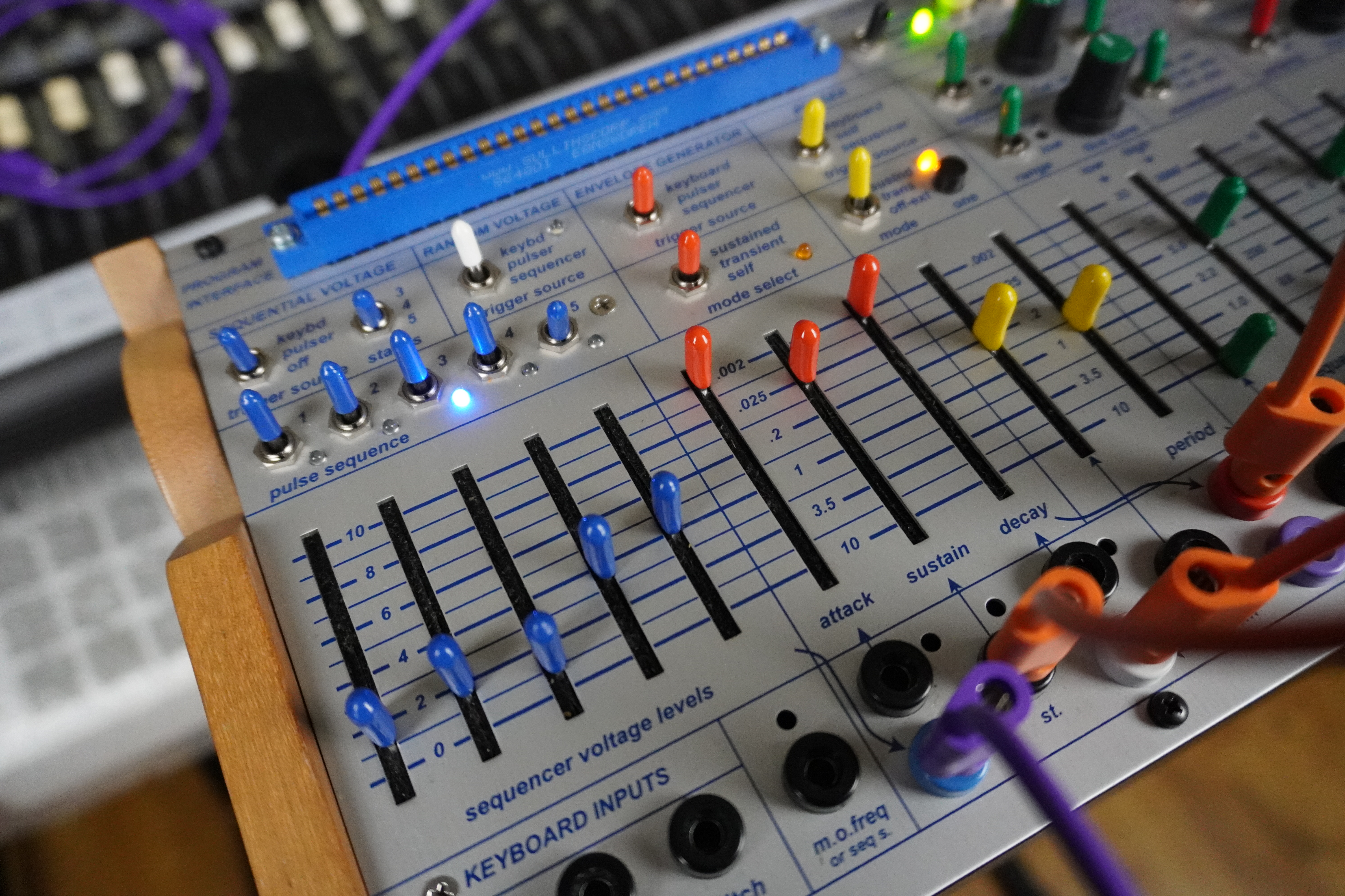 Easel Command 02tof 08 zoom patch gauche