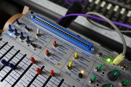 Easel Command 02tof 13 zoom patch droite Easel Command 02tof 13 zoom patch droite