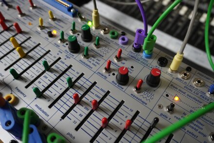 Easel Command 02tof 14 zoom centre Easel Command 02tof 14 zoom centre