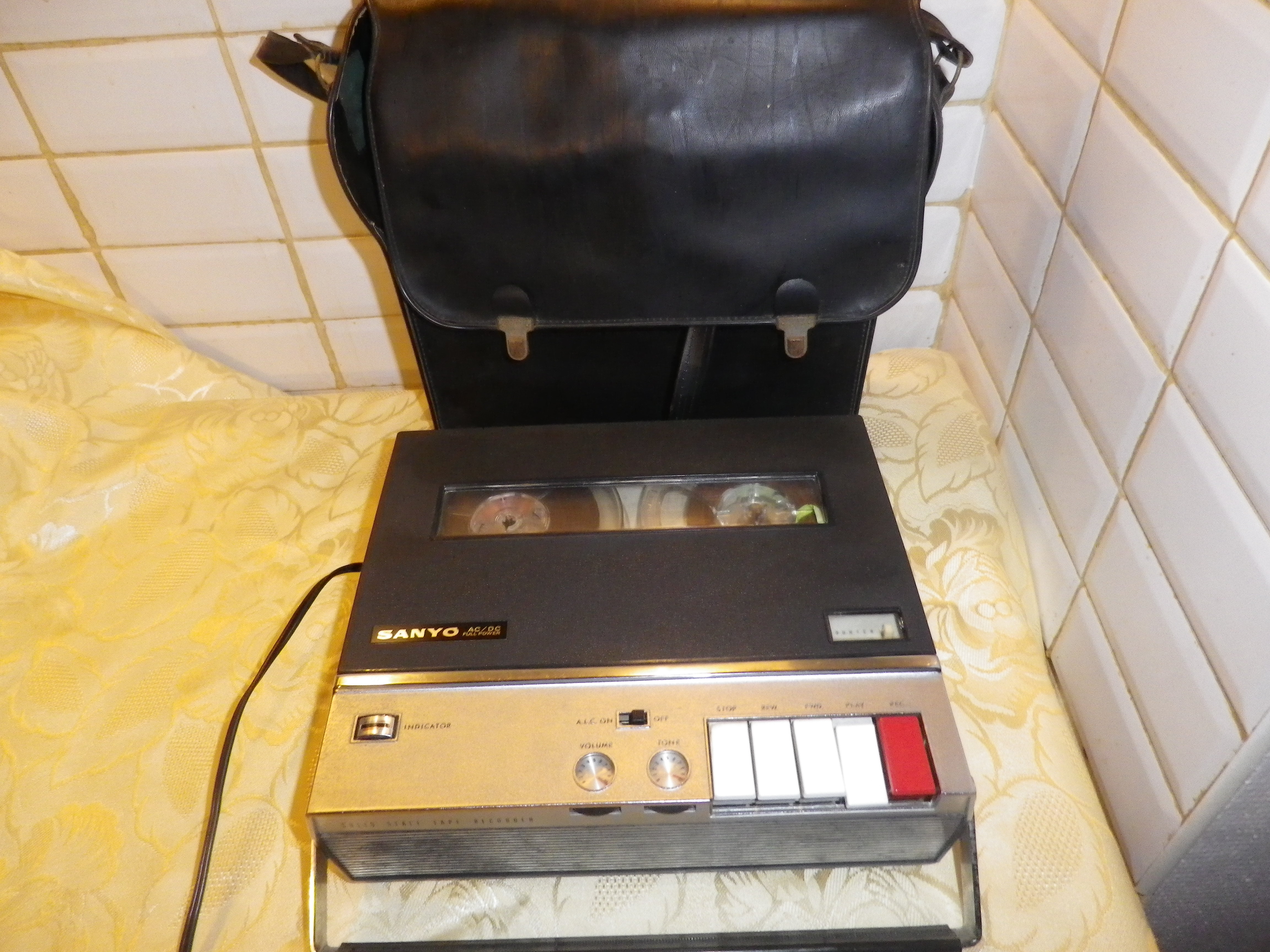 Magnétophone a bande sanyo MR-111 En état de fonctionnent Vendu avec sa sacoche  Je vend ce que l on voir sur les photos 