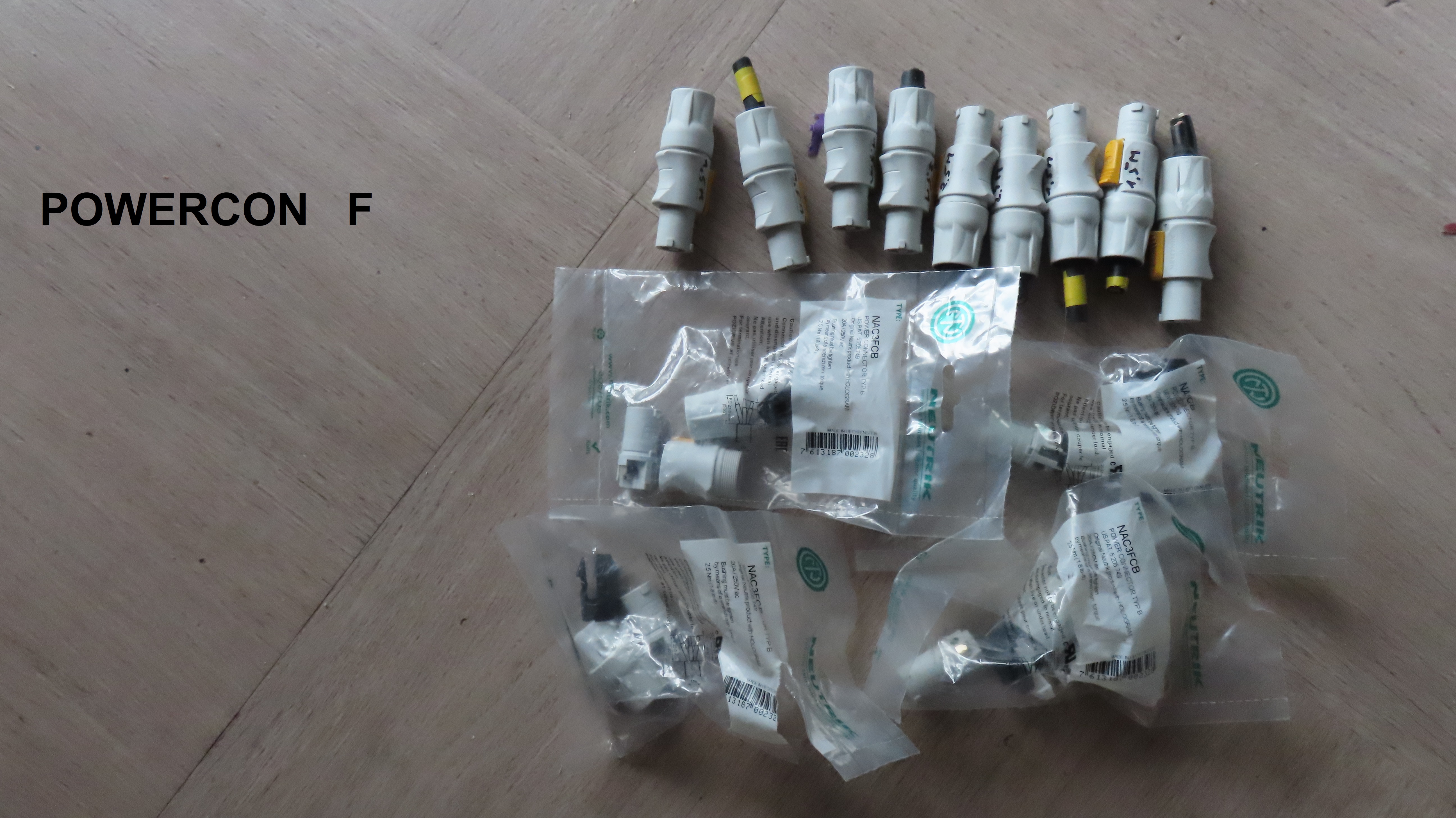 vends fiche NEUTRIK  POWERCON  NAC   et adaptateur powercon 